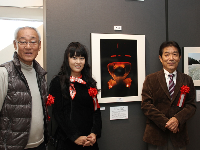 <b>一般の部・大賞作品とともに、岩本実氏（右）、広田尚敬氏（左）、矢野直美氏（中央）</b>
