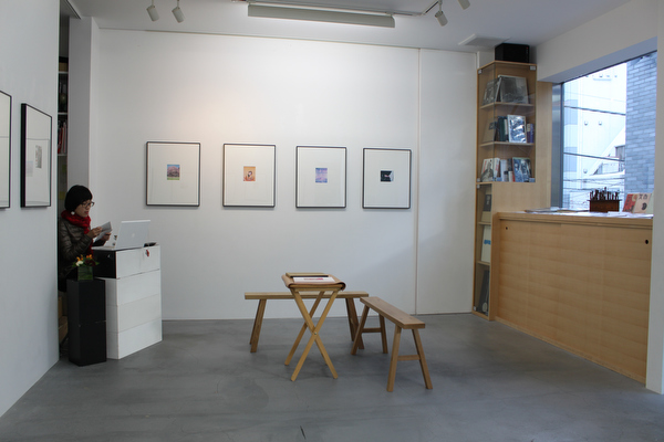 <b>プリントのイメージは、イエローとマゼンタがかった退色した昔の写真だ</b>