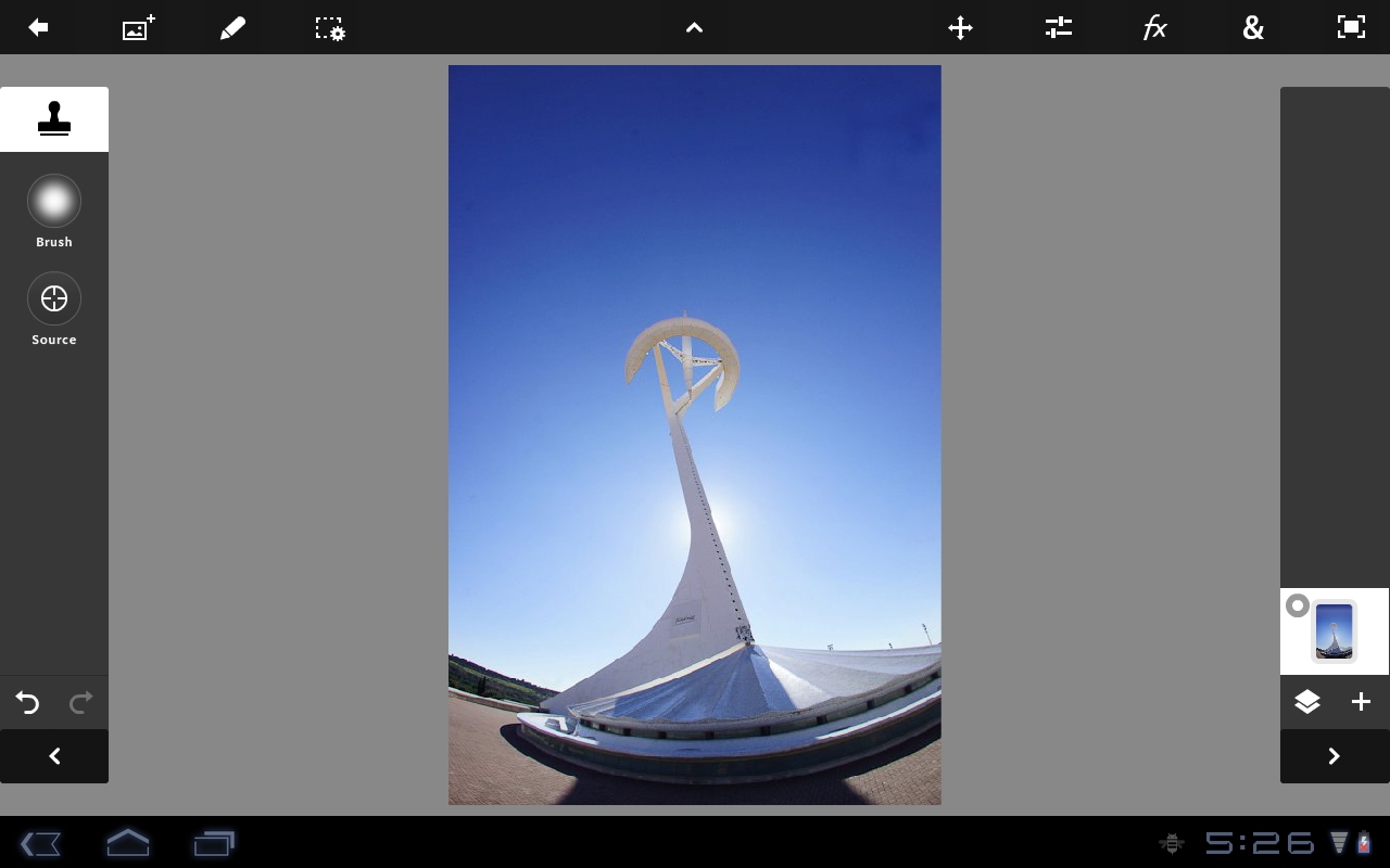 <b>スタンプツールを使えば、画像内の余計なものを消し去ることもできる。ただし、「コンテンツに応じた塗り」のような機能はない</b>