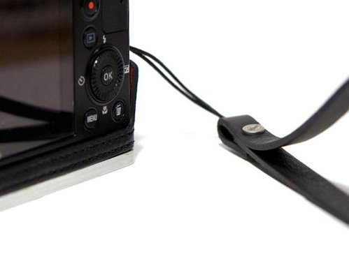 <b>COOLPIX P300用はハンドストラップが付属</b>