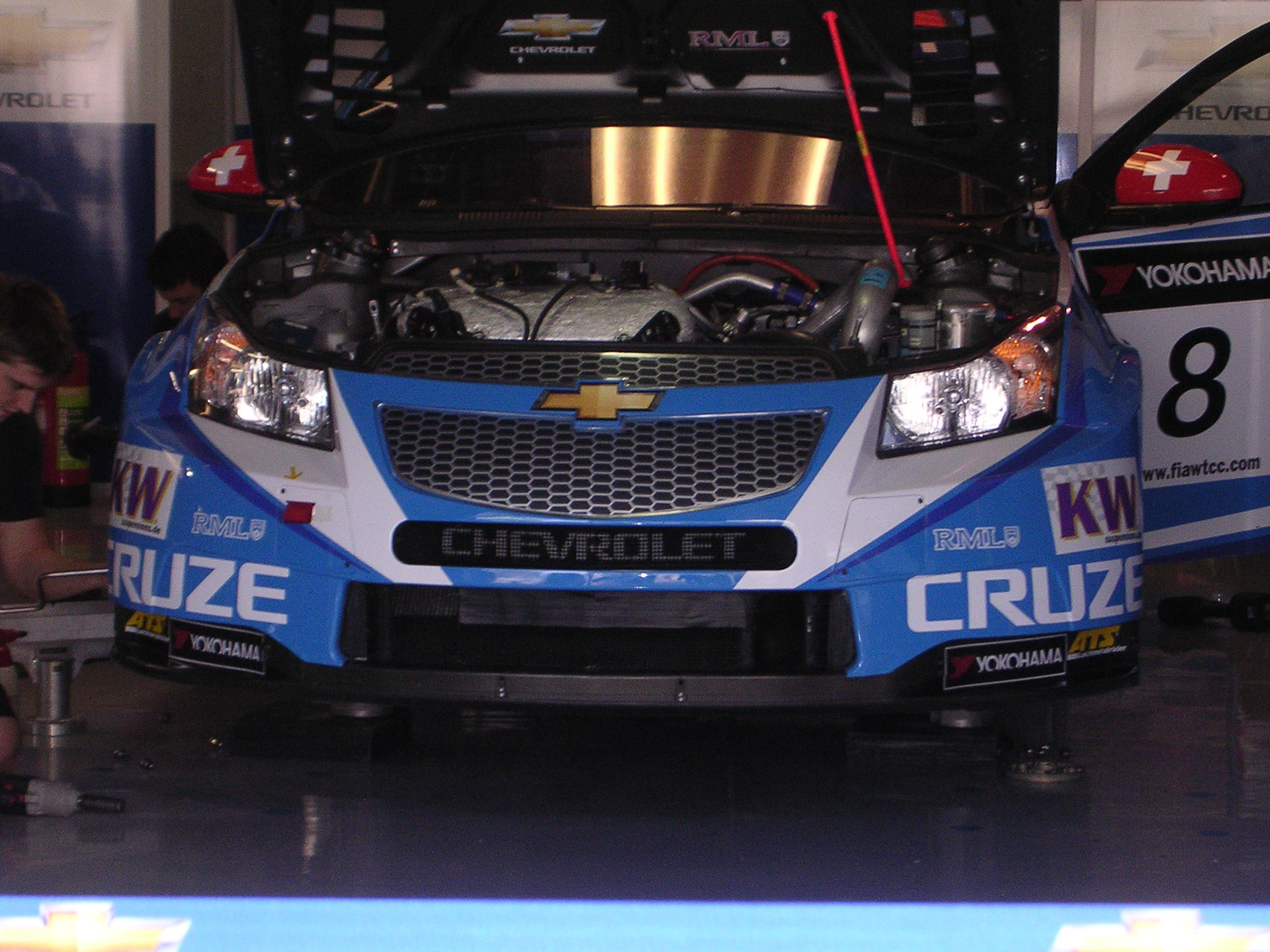 <b><b>田中実桜 さん/NIKON COOLPIX 3100</b><br><b>審査員コメント：</b>キッズの勢いなのか！？人気No.1のシボレーピットでマシンの真正面位置をキープ。よりよい場所から撮影することが写真撮影の基本だが、正面からの撮影は素晴らしい。そして、整備中のマシンを間近で撮影したことで迫力のある作品になっている。レースで活躍したマシンを選んでいることもキッズらしい</b>