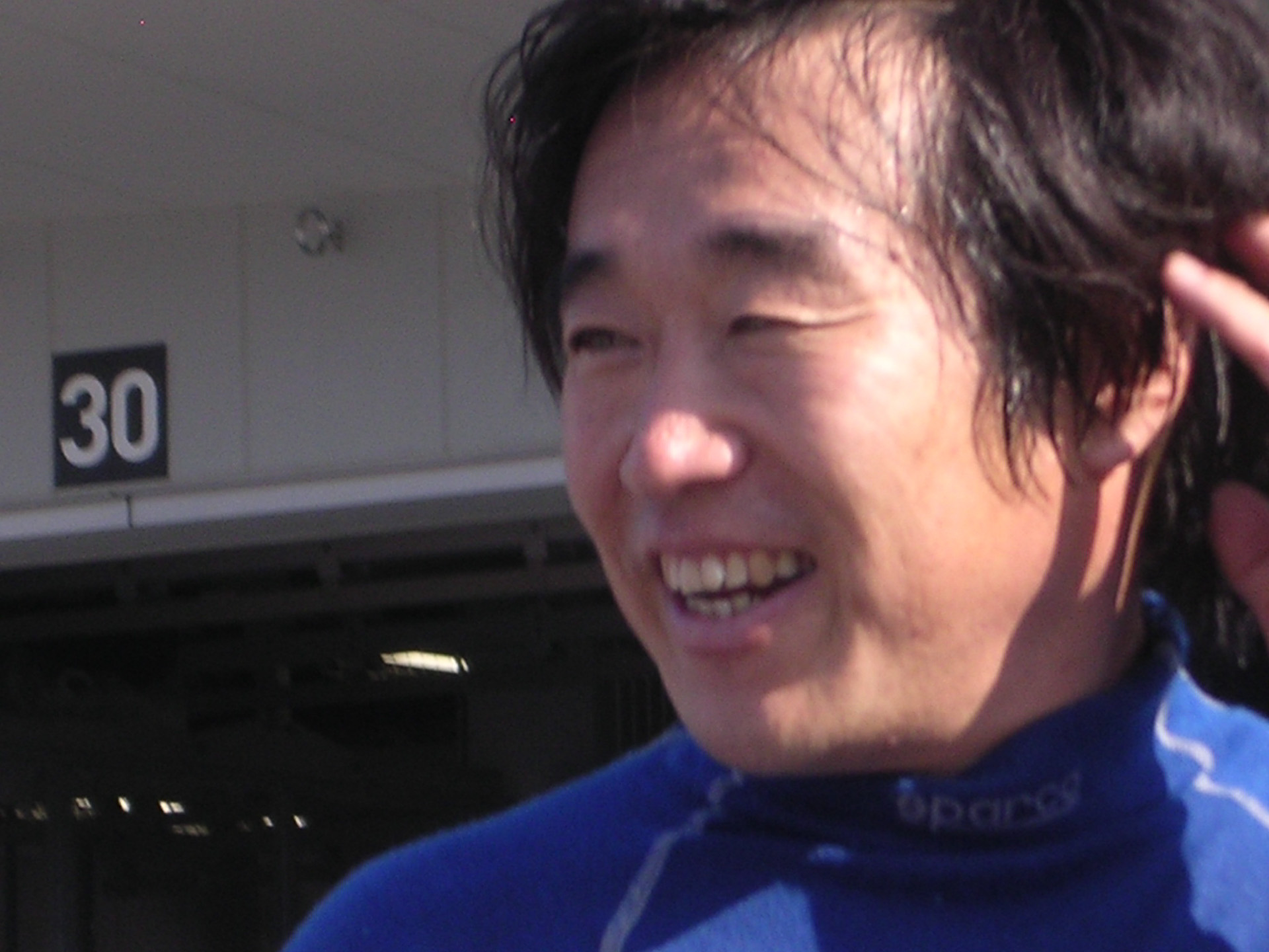 <b><b>田中ももみ さん/NIKON COOLPIX 3100</b><br><b>審査員コメント：</b>スポット参戦で活躍した新井選手の表情を至近距離から撮影した素晴らしい作品。人気の高い新井選手には常にファンが取り囲んでいるため近づくことも難しかったが、これだけ近い位置でリラックスした表情をしっかりととらえている。気さくな新井選手だけにキッズへのサービスもよかったことだろう</b>