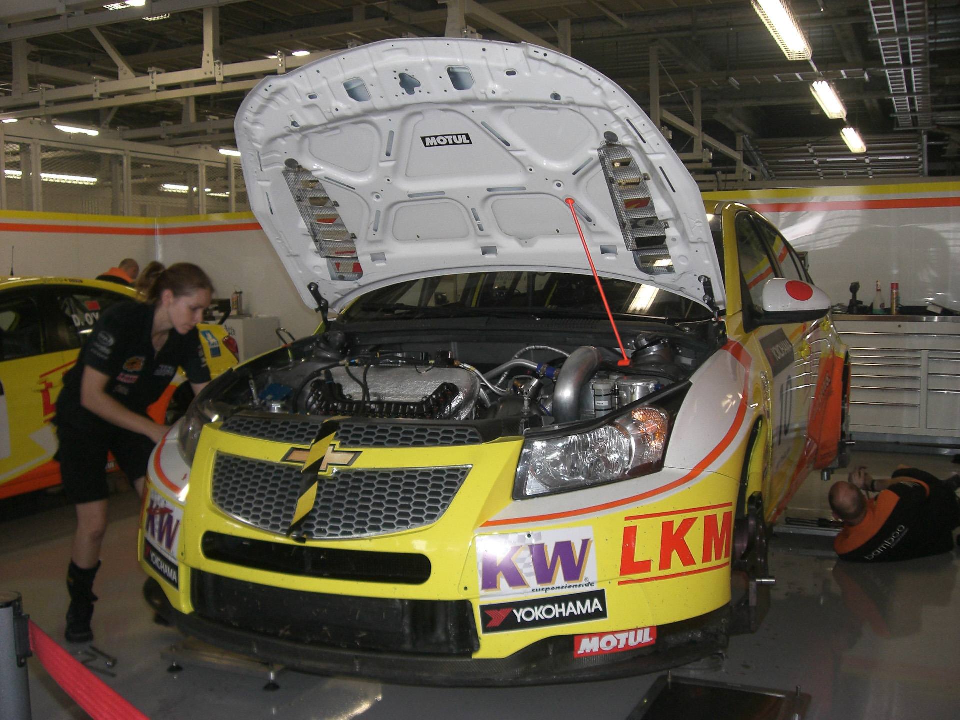 <b><b>秦瑞妃 さん/CASIO EX-Z600</b><br><b>審査員コメント：</b>メカニックでは珍しい女性クルーが懸命にマシンの作業をしているシーン。レースとレースのインターバルが短く、ピットウォークの最中にも慌しいピット作業が続くのがWTCCならではのシーン。そのため、全体でもピット作業のシーンが多く寄せられたが、この作品はキッズとは思えない絶妙な瞬間を切り取っている</b>