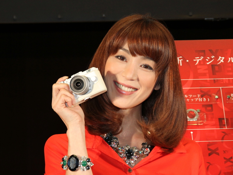 <b>2011年はペンタックスとニコンが相次いでミラーレスカメラに参入した。左はPENTAX Q、右はNikon 1 J1</b>