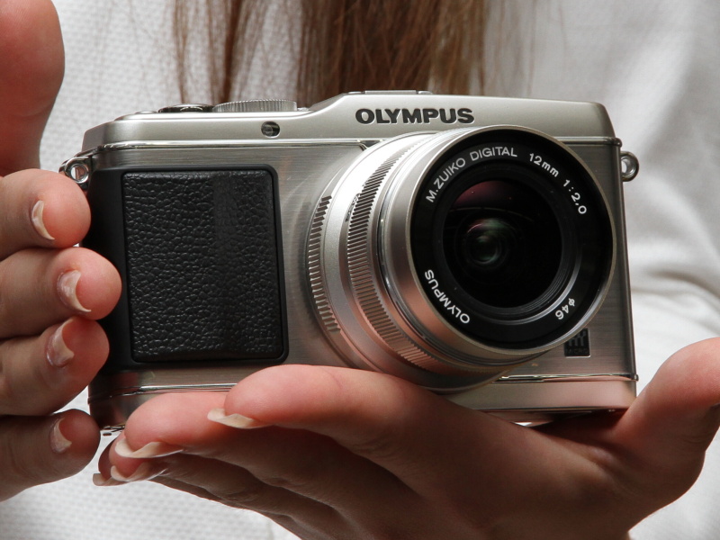 <b>先行するメーカーはミラーレスの高級路線を打ち出した。左からOLYMPUS PEN E-P3、ソニーNEX-7、パナソニックLUMIX DMC-GX1</b>