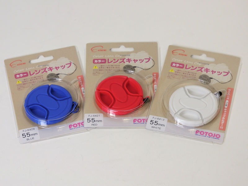 <b>パッケージ。上段左から55mm径カラーレンズキャップの赤、白、青</b>