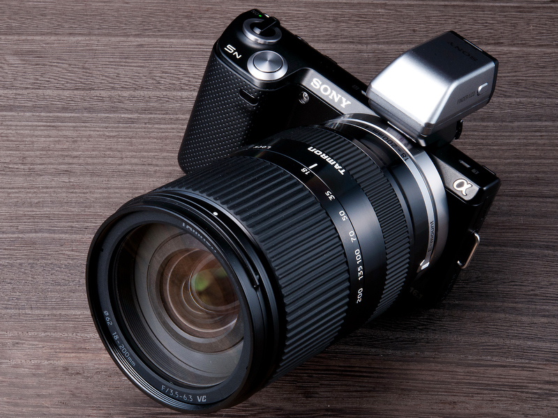 <b>NEX-5Nに装着。発売は12月15日。価格は8万4,000円</b>