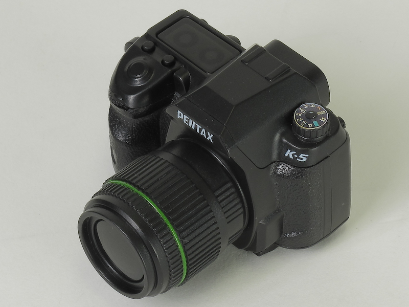 <b>モードダイヤルに貼り付けたところ、よりリアリティが高まった</b>