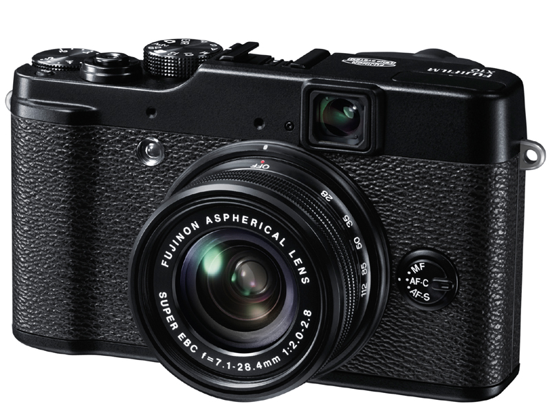 <b>久しぶりの2/3型センサーを搭載したFUJIFILM X10。クラシカルな外観も人気に</b>
