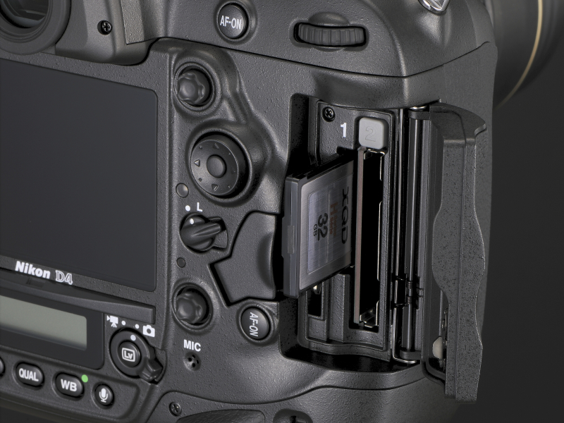 <b>D4はXQDメモリーカードとCFのダブルスロットを備えている</b>