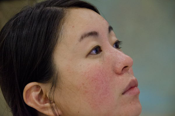 <b>この日は、いま大人気急上昇中の異色のビジュアル系ロックバンド「女王蜂」のCDジャケット他の撮影。身体に特殊メイクを施し、ムラ布バックドロップ&amp;ストロボヘッドにカラーフィルターを使用しての怪しいゴージャス満点のスタジオ撮影だった</b>