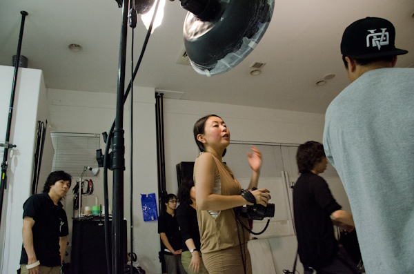 <b>この日は、いま大人気急上昇中の異色のビジュアル系ロックバンド「女王蜂」のCDジャケット他の撮影。身体に特殊メイクを施し、ムラ布バックドロップ&amp;ストロボヘッドにカラーフィルターを使用しての怪しいゴージャス満点のスタジオ撮影だった</b>