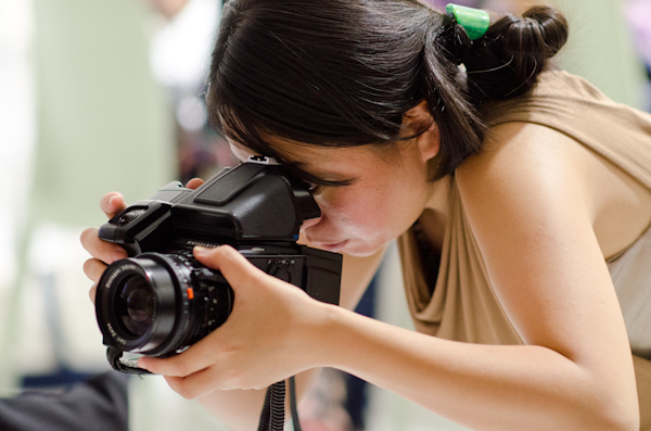 <b>この日は、いま大人気急上昇中の異色のビジュアル系ロックバンド「女王蜂」のCDジャケット他の撮影。身体に特殊メイクを施し、ムラ布バックドロップ&amp;ストロボヘッドにカラーフィルターを使用しての怪しいゴージャス満点のスタジオ撮影だった</b>