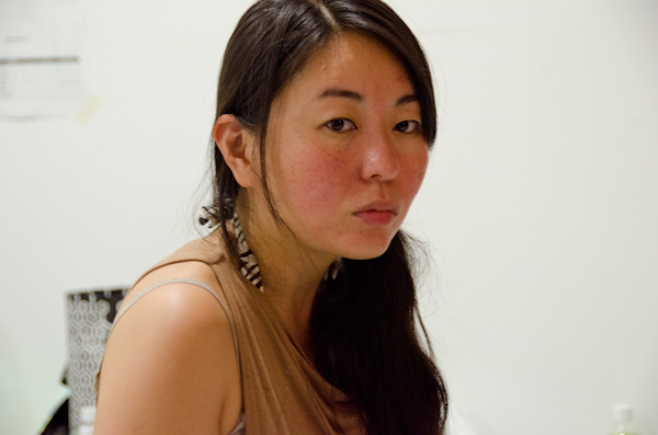 <b>この日は、いま大人気急上昇中の異色のビジュアル系ロックバンド「女王蜂」のCDジャケット他の撮影。身体に特殊メイクを施し、ムラ布バックドロップ&amp;ストロボヘッドにカラーフィルターを使用しての怪しいゴージャス満点のスタジオ撮影だった</b>