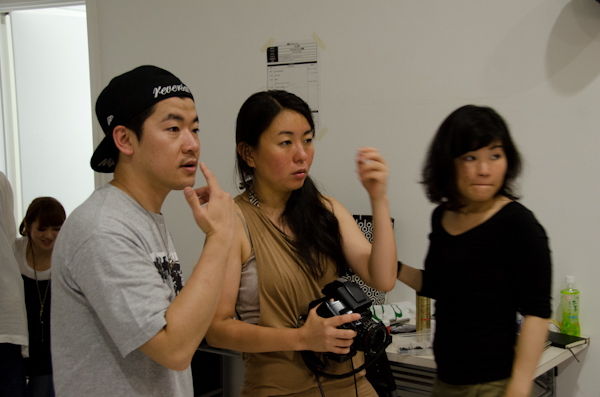 <b>この日は、いま大人気急上昇中の異色のビジュアル系ロックバンド「女王蜂」のCDジャケット他の撮影。身体に特殊メイクを施し、ムラ布バックドロップ&amp;ストロボヘッドにカラーフィルターを使用しての怪しいゴージャス満点のスタジオ撮影だった</b>