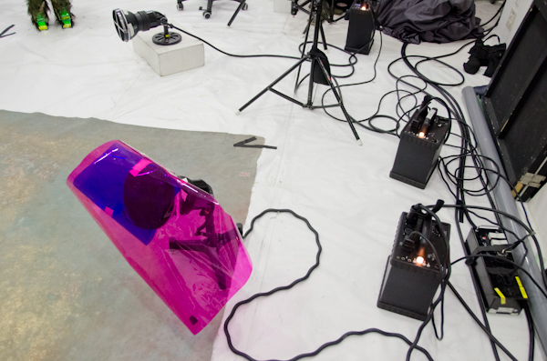 <b>この日は、いま大人気急上昇中の異色のビジュアル系ロックバンド「女王蜂」のCDジャケット他の撮影。身体に特殊メイクを施し、ムラ布バックドロップ&amp;ストロボヘッドにカラーフィルターを使用しての怪しいゴージャス満点のスタジオ撮影だった</b>