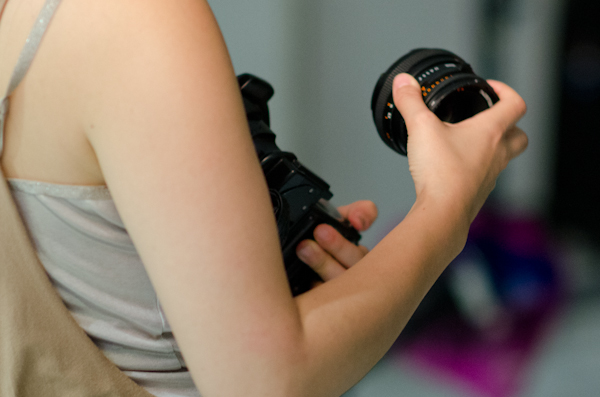 <b>残念ながら撮影舞台裏の女王蜂のメンバーのメイキング写真はNGなのだが、岩根さんを中心に、デザイナーさん、レコード会社のディレクター、宣伝担当さん、メイクさん、スタジオさんなどメンバー以外のスタッフさんたちの動きを撮らせてもらった。お昼からずっとスタジオに籠もって作業をしているところへ夕方お邪魔して、夜8時過ぎまで取材をさせてもらったけど、最終的には遅くまでかかって完璧な仕上げをしていたらしい。おつかれさまでした!</b>