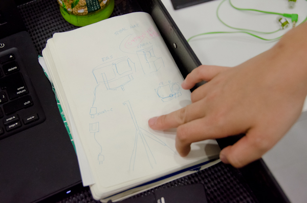 <b>残念ながら撮影舞台裏の女王蜂のメンバーのメイキング写真はNGなのだが、岩根さんを中心に、デザイナーさん、レコード会社のディレクター、宣伝担当さん、メイクさん、スタジオさんなどメンバー以外のスタッフさんたちの動きを撮らせてもらった。お昼からずっとスタジオに籠もって作業をしているところへ夕方お邪魔して、夜8時過ぎまで取材をさせてもらったけど、最終的には遅くまでかかって完璧な仕上げをしていたらしい。おつかれさまでした!</b>