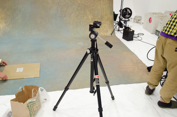 <b>残念ながら撮影舞台裏の女王蜂のメンバーのメイキング写真はNGなのだが、岩根さんを中心に、デザイナーさん、レコード会社のディレクター、宣伝担当さん、メイクさん、スタジオさんなどメンバー以外のスタッフさんたちの動きを撮らせてもらった。お昼からずっとスタジオに籠もって作業をしているところへ夕方お邪魔して、夜8時過ぎまで取材をさせてもらったけど、最終的には遅くまでかかって完璧な仕上げをしていたらしい。おつかれさまでした!</b>