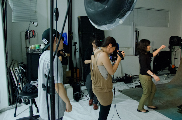 <b>残念ながら撮影舞台裏の女王蜂のメンバーのメイキング写真はNGなのだが、岩根さんを中心に、デザイナーさん、レコード会社のディレクター、宣伝担当さん、メイクさん、スタジオさんなどメンバー以外のスタッフさんたちの動きを撮らせてもらった。お昼からずっとスタジオに籠もって作業をしているところへ夕方お邪魔して、夜8時過ぎまで取材をさせてもらったけど、最終的には遅くまでかかって完璧な仕上げをしていたらしい。おつかれさまでした!</b>