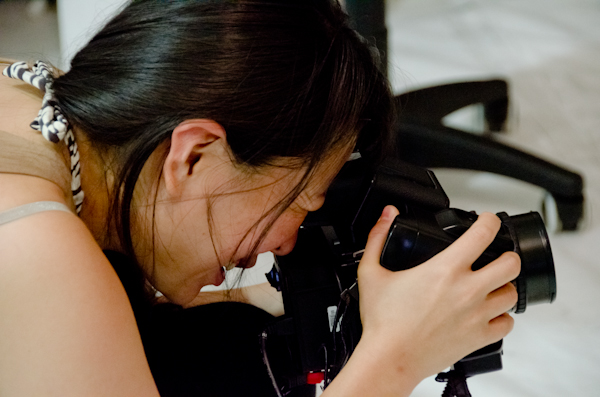 <b>残念ながら撮影舞台裏の女王蜂のメンバーのメイキング写真はNGなのだが、岩根さんを中心に、デザイナーさん、レコード会社のディレクター、宣伝担当さん、メイクさん、スタジオさんなどメンバー以外のスタッフさんたちの動きを撮らせてもらった。お昼からずっとスタジオに籠もって作業をしているところへ夕方お邪魔して、夜8時過ぎまで取材をさせてもらったけど、最終的には遅くまでかかって完璧な仕上げをしていたらしい。おつかれさまでした!</b>