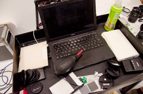 <b>残念ながら撮影舞台裏の女王蜂のメンバーのメイキング写真はNGなのだが、岩根さんを中心に、デザイナーさん、レコード会社のディレクター、宣伝担当さん、メイクさん、スタジオさんなどメンバー以外のスタッフさんたちの動きを撮らせてもらった。お昼からずっとスタジオに籠もって作業をしているところへ夕方お邪魔して、夜8時過ぎまで取材をさせてもらったけど、最終的には遅くまでかかって完璧な仕上げをしていたらしい。おつかれさまでした!</b>