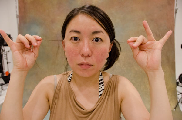 <b>残念ながら撮影舞台裏の女王蜂のメンバーのメイキング写真はNGなのだが、岩根さんを中心に、デザイナーさん、レコード会社のディレクター、宣伝担当さん、メイクさん、スタジオさんなどメンバー以外のスタッフさんたちの動きを撮らせてもらった。お昼からずっとスタジオに籠もって作業をしているところへ夕方お邪魔して、夜8時過ぎまで取材をさせてもらったけど、最終的には遅くまでかかって完璧な仕上げをしていたらしい。おつかれさまでした!</b>