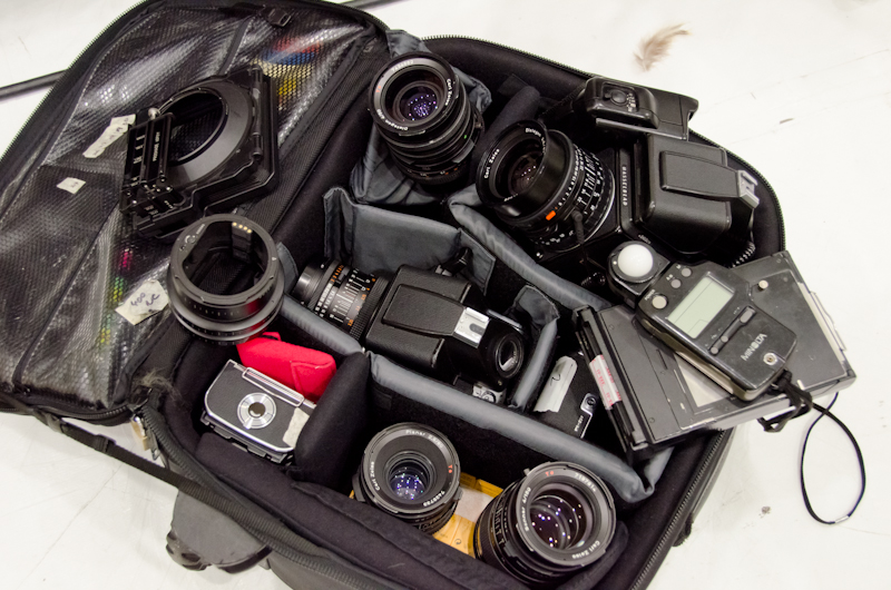 <b>この日はハッセルブラッドのデジタルバッグでの撮影がメインだったので、予備としてフィルム対応アクセサリーも含めてシステム全部揃えての機材持ち込み。懐かしのポラロイドマガジンやエクステンションリングも揃っている</b>