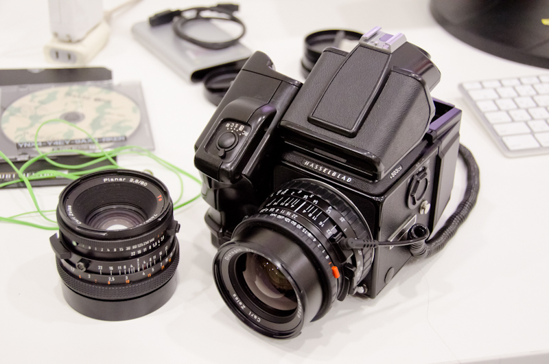 <b>本日のメイン機材は、45度でファインダーを覗くタイプのプリズムファインダーPM5とワインダーを装着したハッセルブラッド503CWにフェーズワンのP40+デジタルバック。レンズは主にプラナー80mmとディスタゴン60mm。他に120mmマクロや100mmも</b>