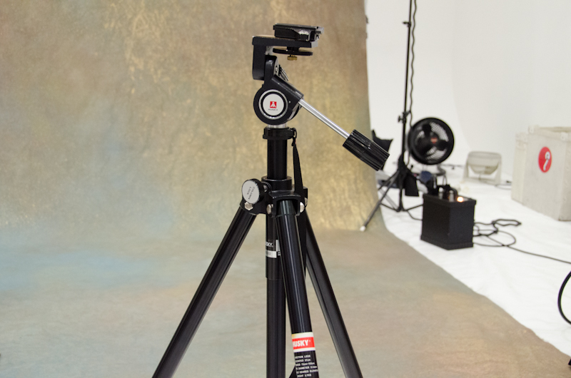 <b>彼女も基本的には手持ち派だが、三脚使用の場合はハスキーの3段式のオーソドックスなタイプ</b>