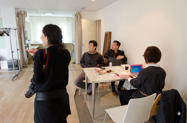 <b>年末も押し迫った師走のある日、都内の自然光ハウススタジオにてKKベストセラーズの男性向け情報雑誌「CIRCUS」の巻頭グラビアページの撮影現場にお邪魔してきました。多数CMに出演しているタレントさんなので、今回は名前を伏せるということでまたまた残念ですが……冬の短い日照時間ゆえ即座に判断して撮っていかなくてはならないので、夕方の自然光撮影は慌ただしく、そしてピリピリとした状態で進んでいきました。太陽との戦いだったけど、無事に終了してほっと安心してデータをチェック。この日もオツカレサンでした</b>