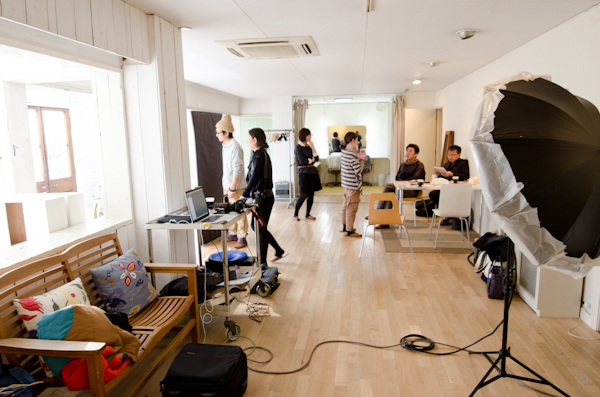 <b>年末も押し迫った師走のある日、都内の自然光ハウススタジオにてKKベストセラーズの男性向け情報雑誌「CIRCUS」の巻頭グラビアページの撮影現場にお邪魔してきました。多数CMに出演しているタレントさんなので、今回は名前を伏せるということでまたまた残念ですが……冬の短い日照時間ゆえ即座に判断して撮っていかなくてはならないので、夕方の自然光撮影は慌ただしく、そしてピリピリとした状態で進んでいきました。太陽との戦いだったけど、無事に終了してほっと安心してデータをチェック。この日もオツカレサンでした</b>