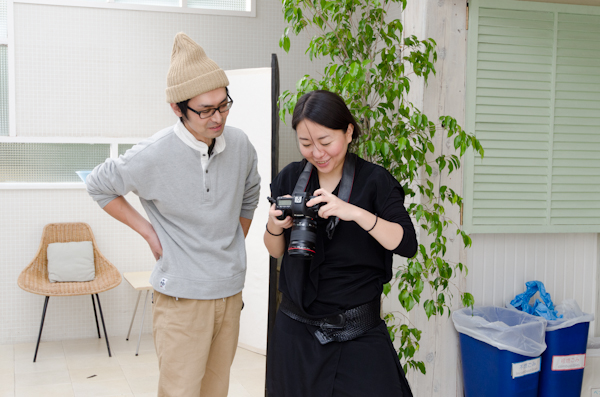 <b>年末も押し迫った師走のある日、都内の自然光ハウススタジオにてKKベストセラーズの男性向け情報雑誌「CIRCUS」の巻頭グラビアページの撮影現場にお邪魔してきました。多数CMに出演しているタレントさんなので、今回は名前を伏せるということでまたまた残念ですが……冬の短い日照時間ゆえ即座に判断して撮っていかなくてはならないので、夕方の自然光撮影は慌ただしく、そしてピリピリとした状態で進んでいきました。太陽との戦いだったけど、無事に終了してほっと安心してデータをチェック。この日もオツカレサンでした</b>