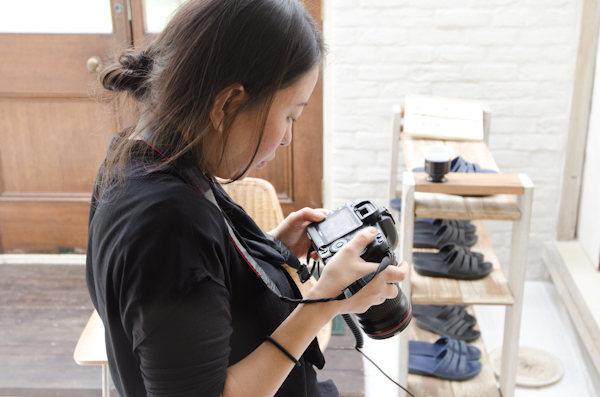 <b>年末も押し迫った師走のある日、都内の自然光ハウススタジオにてKKベストセラーズの男性向け情報雑誌「CIRCUS」の巻頭グラビアページの撮影現場にお邪魔してきました。多数CMに出演しているタレントさんなので、今回は名前を伏せるということでまたまた残念ですが……冬の短い日照時間ゆえ即座に判断して撮っていかなくてはならないので、夕方の自然光撮影は慌ただしく、そしてピリピリとした状態で進んでいきました。太陽との戦いだったけど、無事に終了してほっと安心してデータをチェック。この日もオツカレサンでした</b>