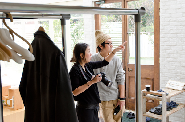 <b>年末も押し迫った師走のある日、都内の自然光ハウススタジオにてKKベストセラーズの男性向け情報雑誌「CIRCUS」の巻頭グラビアページの撮影現場にお邪魔してきました。多数CMに出演しているタレントさんなので、今回は名前を伏せるということでまたまた残念ですが……冬の短い日照時間ゆえ即座に判断して撮っていかなくてはならないので、夕方の自然光撮影は慌ただしく、そしてピリピリとした状態で進んでいきました。太陽との戦いだったけど、無事に終了してほっと安心してデータをチェック。この日もオツカレサンでした</b>