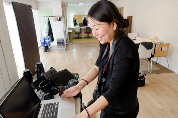 <b>年末も押し迫った師走のある日、都内の自然光ハウススタジオにてKKベストセラーズの男性向け情報雑誌「CIRCUS」の巻頭グラビアページの撮影現場にお邪魔してきました。多数CMに出演しているタレントさんなので、今回は名前を伏せるということでまたまた残念ですが……冬の短い日照時間ゆえ即座に判断して撮っていかなくてはならないので、夕方の自然光撮影は慌ただしく、そしてピリピリとした状態で進んでいきました。太陽との戦いだったけど、無事に終了してほっと安心してデータをチェック。この日もオツカレサンでした</b>