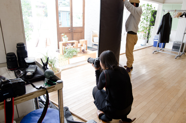 <b>年末も押し迫った師走のある日、都内の自然光ハウススタジオにてKKベストセラーズの男性向け情報雑誌「CIRCUS」の巻頭グラビアページの撮影現場にお邪魔してきました。多数CMに出演しているタレントさんなので、今回は名前を伏せるということでまたまた残念ですが……冬の短い日照時間ゆえ即座に判断して撮っていかなくてはならないので、夕方の自然光撮影は慌ただしく、そしてピリピリとした状態で進んでいきました。太陽との戦いだったけど、無事に終了してほっと安心してデータをチェック。この日もオツカレサンでした</b>