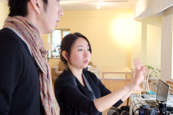 <b>年末も押し迫った師走のある日、都内の自然光ハウススタジオにてKKベストセラーズの男性向け情報雑誌「CIRCUS」の巻頭グラビアページの撮影現場にお邪魔してきました。多数CMに出演しているタレントさんなので、今回は名前を伏せるということでまたまた残念ですが……冬の短い日照時間ゆえ即座に判断して撮っていかなくてはならないので、夕方の自然光撮影は慌ただしく、そしてピリピリとした状態で進んでいきました。太陽との戦いだったけど、無事に終了してほっと安心してデータをチェック。この日もオツカレサンでした</b>