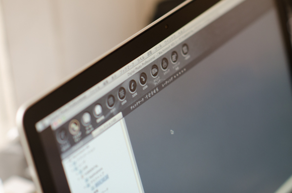 <b>年末も押し迫った師走のある日、都内の自然光ハウススタジオにてKKベストセラーズの男性向け情報雑誌「CIRCUS」の巻頭グラビアページの撮影現場にお邪魔してきました。多数CMに出演しているタレントさんなので、今回は名前を伏せるということでまたまた残念ですが……冬の短い日照時間ゆえ即座に判断して撮っていかなくてはならないので、夕方の自然光撮影は慌ただしく、そしてピリピリとした状態で進んでいきました。太陽との戦いだったけど、無事に終了してほっと安心してデータをチェック。この日もオツカレサンでした</b>