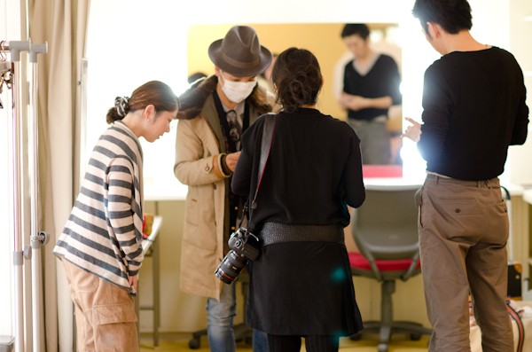 <b>年末も押し迫った師走のある日、都内の自然光ハウススタジオにてKKベストセラーズの男性向け情報雑誌「CIRCUS」の巻頭グラビアページの撮影現場にお邪魔してきました。多数CMに出演しているタレントさんなので、今回は名前を伏せるということでまたまた残念ですが……冬の短い日照時間ゆえ即座に判断して撮っていかなくてはならないので、夕方の自然光撮影は慌ただしく、そしてピリピリとした状態で進んでいきました。太陽との戦いだったけど、無事に終了してほっと安心してデータをチェック。この日もオツカレサンでした</b>