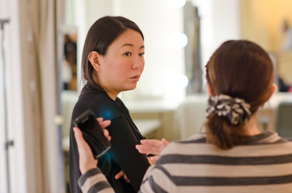 <b>年末も押し迫った師走のある日、都内の自然光ハウススタジオにてKKベストセラーズの男性向け情報雑誌「CIRCUS」の巻頭グラビアページの撮影現場にお邪魔してきました。多数CMに出演しているタレントさんなので、今回は名前を伏せるということでまたまた残念ですが……冬の短い日照時間ゆえ即座に判断して撮っていかなくてはならないので、夕方の自然光撮影は慌ただしく、そしてピリピリとした状態で進んでいきました。太陽との戦いだったけど、無事に終了してほっと安心してデータをチェック。この日もオツカレサンでした</b>