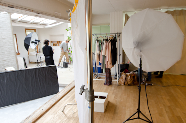 <b>年末も押し迫った師走のある日、都内の自然光ハウススタジオにてKKベストセラーズの男性向け情報雑誌「CIRCUS」の巻頭グラビアページの撮影現場にお邪魔してきました。多数CMに出演しているタレントさんなので、今回は名前を伏せるということでまたまた残念ですが……冬の短い日照時間ゆえ即座に判断して撮っていかなくてはならないので、夕方の自然光撮影は慌ただしく、そしてピリピリとした状態で進んでいきました。太陽との戦いだったけど、無事に終了してほっと安心してデータをチェック。この日もオツカレサンでした</b>