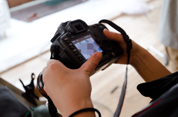 <b>年末も押し迫った師走のある日、都内の自然光ハウススタジオにてKKベストセラーズの男性向け情報雑誌「CIRCUS」の巻頭グラビアページの撮影現場にお邪魔してきました。多数CMに出演しているタレントさんなので、今回は名前を伏せるということでまたまた残念ですが……冬の短い日照時間ゆえ即座に判断して撮っていかなくてはならないので、夕方の自然光撮影は慌ただしく、そしてピリピリとした状態で進んでいきました。太陽との戦いだったけど、無事に終了してほっと安心してデータをチェック。この日もオツカレサンでした</b>