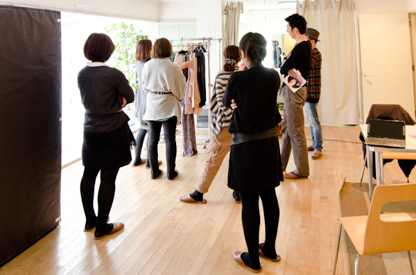 <b>年末も押し迫った師走のある日、都内の自然光ハウススタジオにてKKベストセラーズの男性向け情報雑誌「CIRCUS」の巻頭グラビアページの撮影現場にお邪魔してきました。多数CMに出演しているタレントさんなので、今回は名前を伏せるということでまたまた残念ですが……冬の短い日照時間ゆえ即座に判断して撮っていかなくてはならないので、夕方の自然光撮影は慌ただしく、そしてピリピリとした状態で進んでいきました。太陽との戦いだったけど、無事に終了してほっと安心してデータをチェック。この日もオツカレサンでした</b>