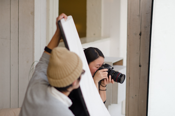<b>年末も押し迫った師走のある日、都内の自然光ハウススタジオにてKKベストセラーズの男性向け情報雑誌「CIRCUS」の巻頭グラビアページの撮影現場にお邪魔してきました。多数CMに出演しているタレントさんなので、今回は名前を伏せるということでまたまた残念ですが……冬の短い日照時間ゆえ即座に判断して撮っていかなくてはならないので、夕方の自然光撮影は慌ただしく、そしてピリピリとした状態で進んでいきました。太陽との戦いだったけど、無事に終了してほっと安心してデータをチェック。この日もオツカレサンでした</b>