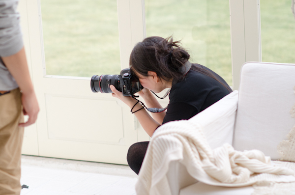 <b>年末も押し迫った師走のある日、都内の自然光ハウススタジオにてKKベストセラーズの男性向け情報雑誌「CIRCUS」の巻頭グラビアページの撮影現場にお邪魔してきました。多数CMに出演しているタレントさんなので、今回は名前を伏せるということでまたまた残念ですが……冬の短い日照時間ゆえ即座に判断して撮っていかなくてはならないので、夕方の自然光撮影は慌ただしく、そしてピリピリとした状態で進んでいきました。太陽との戦いだったけど、無事に終了してほっと安心してデータをチェック。この日もオツカレサンでした</b>