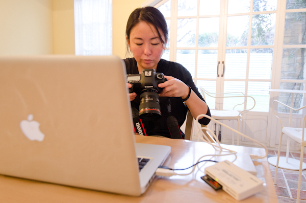 <b>年末も押し迫った師走のある日、都内の自然光ハウススタジオにてKKベストセラーズの男性向け情報雑誌「CIRCUS」の巻頭グラビアページの撮影現場にお邪魔してきました。多数CMに出演しているタレントさんなので、今回は名前を伏せるということでまたまた残念ですが……冬の短い日照時間ゆえ即座に判断して撮っていかなくてはならないので、夕方の自然光撮影は慌ただしく、そしてピリピリとした状態で進んでいきました。太陽との戦いだったけど、無事に終了してほっと安心してデータをチェック。この日もオツカレサンでした</b>