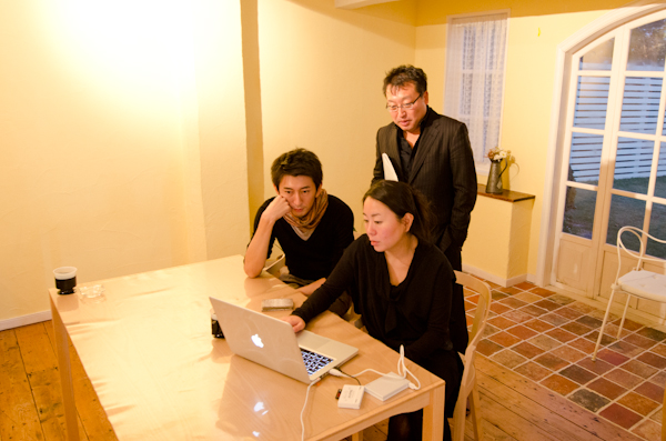 <b>年末も押し迫った師走のある日、都内の自然光ハウススタジオにてKKベストセラーズの男性向け情報雑誌「CIRCUS」の巻頭グラビアページの撮影現場にお邪魔してきました。多数CMに出演しているタレントさんなので、今回は名前を伏せるということでまたまた残念ですが……冬の短い日照時間ゆえ即座に判断して撮っていかなくてはならないので、夕方の自然光撮影は慌ただしく、そしてピリピリとした状態で進んでいきました。太陽との戦いだったけど、無事に終了してほっと安心してデータをチェック。この日もオツカレサンでした</b>