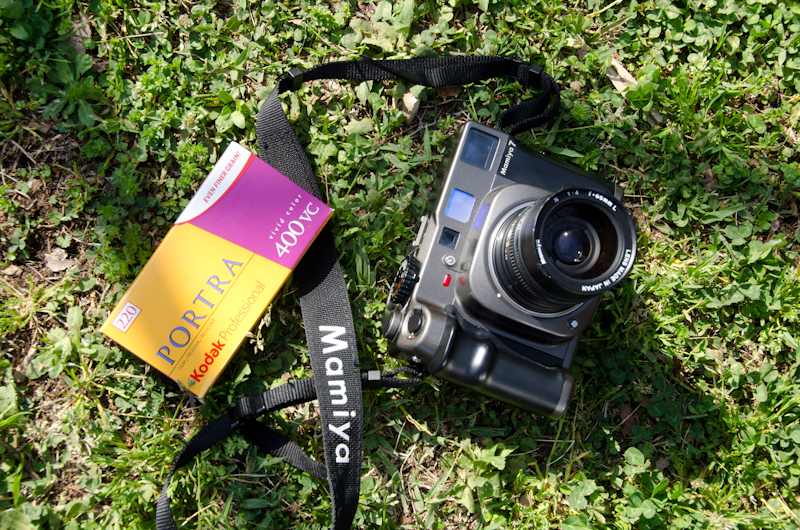 <b>散策しながらの自然撮影でよく使うのは、ややワイドの65mm F4付きのマミヤ7。フィルムはネガカラーでコダックのポートラ400VC。120の倍のカット数が撮れる220タイプのロール</b>