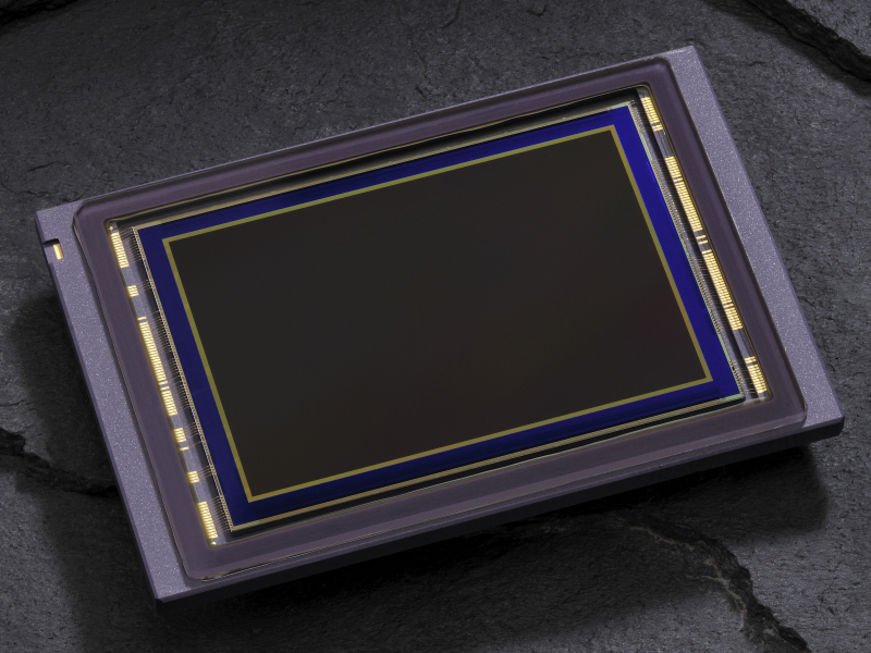 <b>35mmフルサイズの1,620万画素CMOSセンサーを採用する</b>